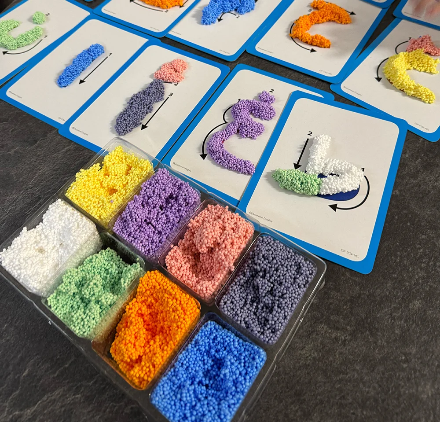 Play foam شكّل وتعلّم الأبجدية